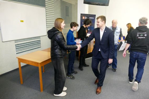 Praktická elektronika 2025 5-2