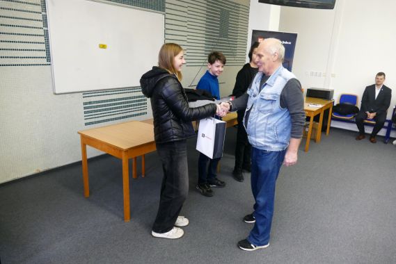 Praktická elektronika 2025 5-3