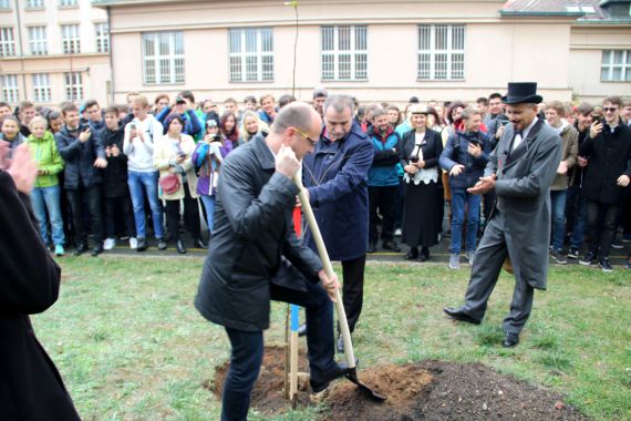 Dobrý den, republiko, a vše nejlepší! 2-3