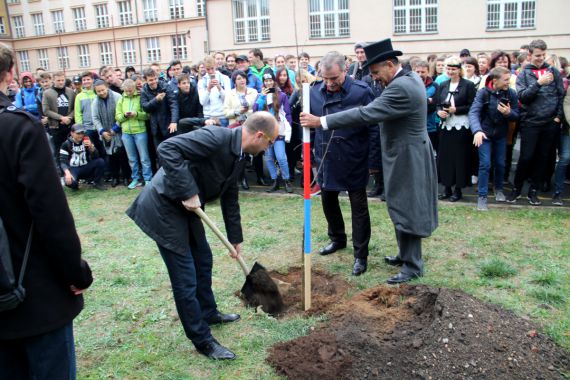 Dobrý den, republiko, a vše nejlepší! 2-4