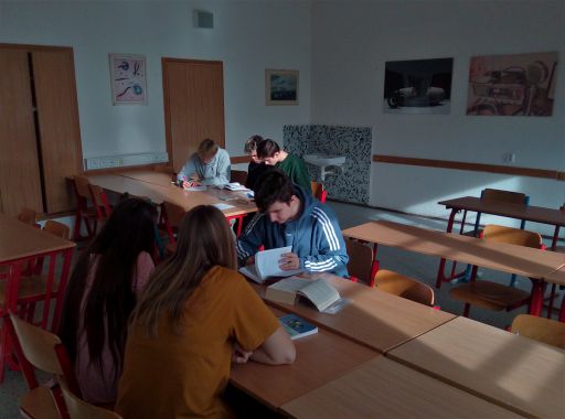 Pátrač a 17. listopad 3-3